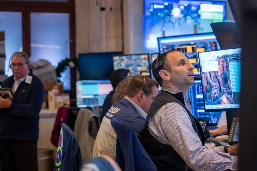 معامله‌گران در کف بورس نیویورک در ۲۰ اکتبر ۲۰۲۵ مشغول به کارند.