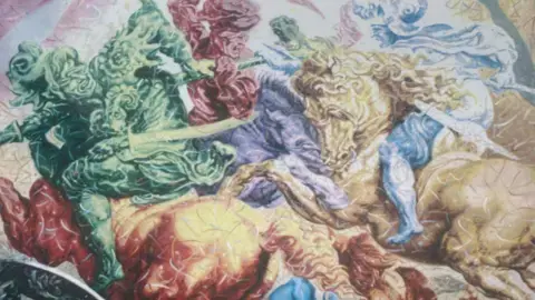 نقاشی رنگارنگ هنری اورلیک – به دلیل منبع عکسی قدیمی، کمی دانهدار است. اسبها و سواران بهسبک کلاسیک، اما با رنگهای فوقالعاده روشن نشان داده شدهاند.