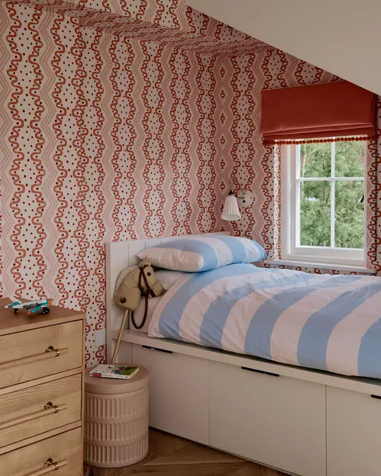 اتاق خواب الگو دار با ملحفههای راهراه