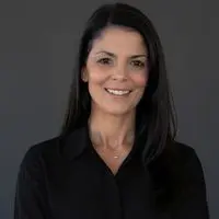 امیلی هنری پیش‌نمایش تفاوت‌های کتاب‑به‑فیلم در افرادی که در تعطیلات ملاقات می‌کنیم را می‌دهد: طرفداران می‌گویند «عاشقش می‌شوند»