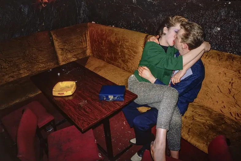 پرتره‌های دِریک رایدجرز از لحظات پرشور در مکان‌های عمومی