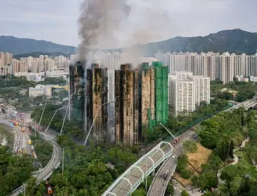 باقی‌مانده‌های سوختگی دودآلود از ساختمان‌های به شدت آسیب‌دیده