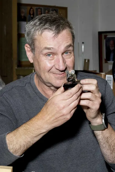 این هنرمند زره‌های پیچیده‌ای می‌سازد. گیرندهٔ هدف؟ یک موش فروتن