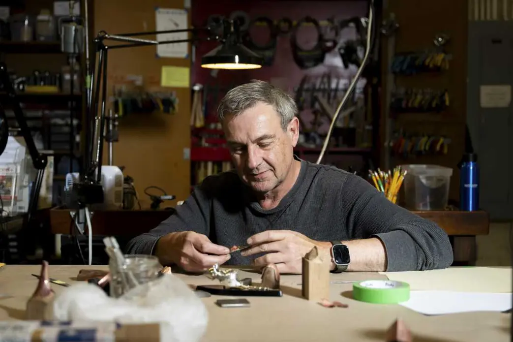 جِف دی بوئر در یک کارگاه اخیر که در سیاتل برگزار کرد، با اجزای زره موشی خود در حال کار می‌گیرد.