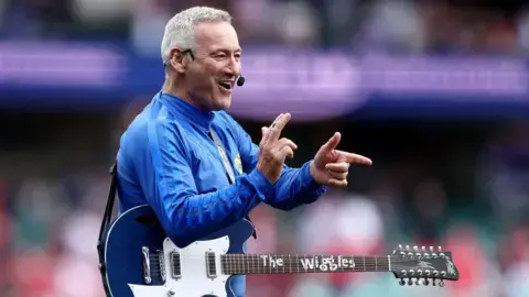 گروه ویگلز پس از حضور در موزیک‌ویدئوی «Ecstasy» بیانیه‌ای صادر کرد