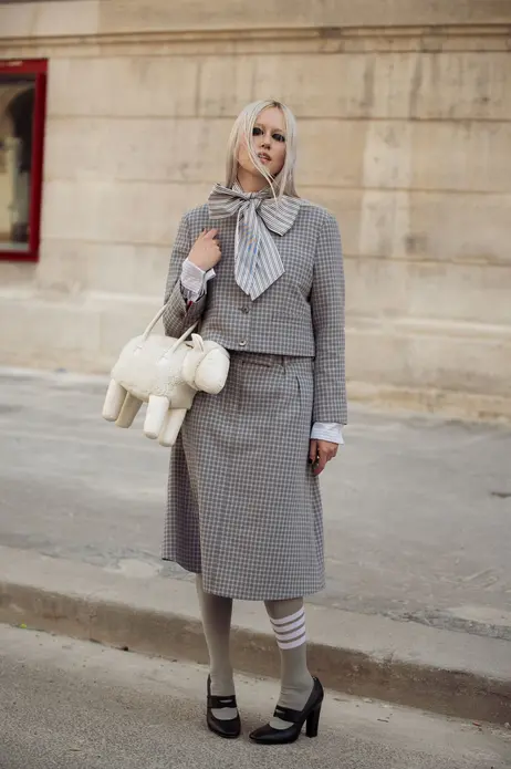 مهمان با دامن شطرنجی بلند خاکستری و ژاکت