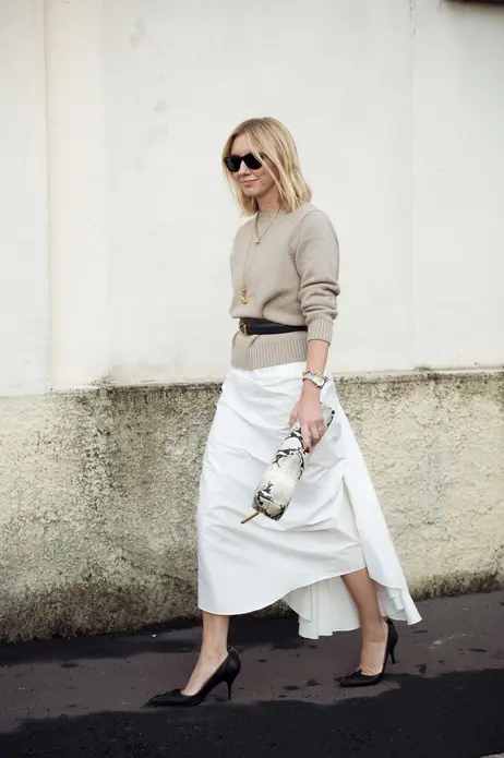 مهمان با سوئتر بژ و دامن ماکسی سفید کمربنددار