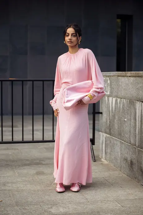 مهمان با لباس بلند ابریشم صورتی