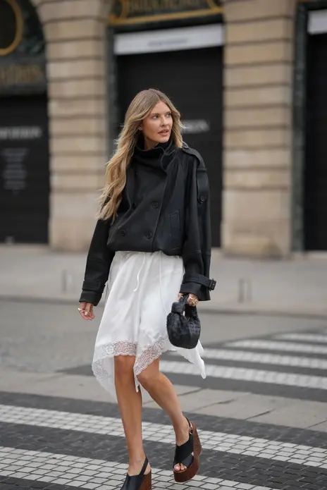 مهمان با کت ترنچ کوتاه دو رو قهوه‌ای تیره