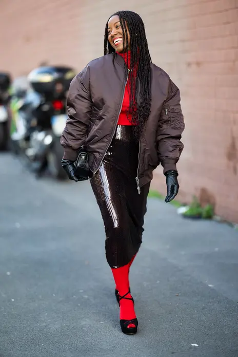 مهمان با ژاکت بمبر کارگو قهوه‌ای و یقه‌دار قرمز