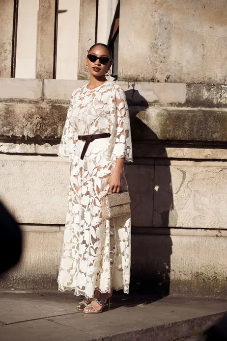 مهمان با لباس بلند لخت سفید و کمربند مشکی