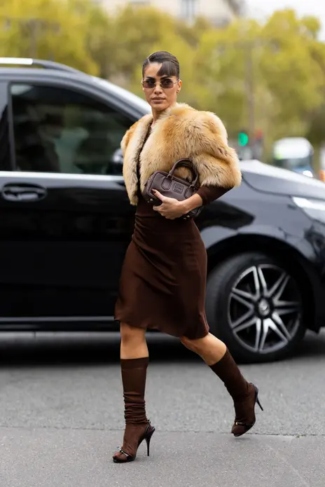 مهمان با لباس دوخته قهوه‌ای شکلاتی و جوراب‌های هماهنگ