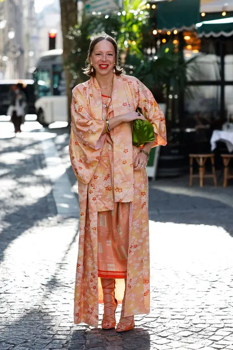 مهمان با لباس میدی ابریشم هلو و جاکت گرافیکی