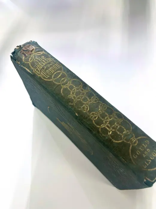 کتاب «زن برجسته» اثر آن پریت، کتابخانه همیلتون.