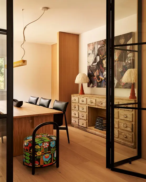 فضای ناهارخوری گرم با چوب‌های فراوان.