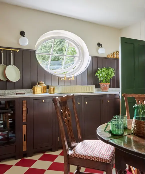 آشپزخانه‌ای با کابینت‌های قهوه‌ای و کف‌پوش شطرنجی