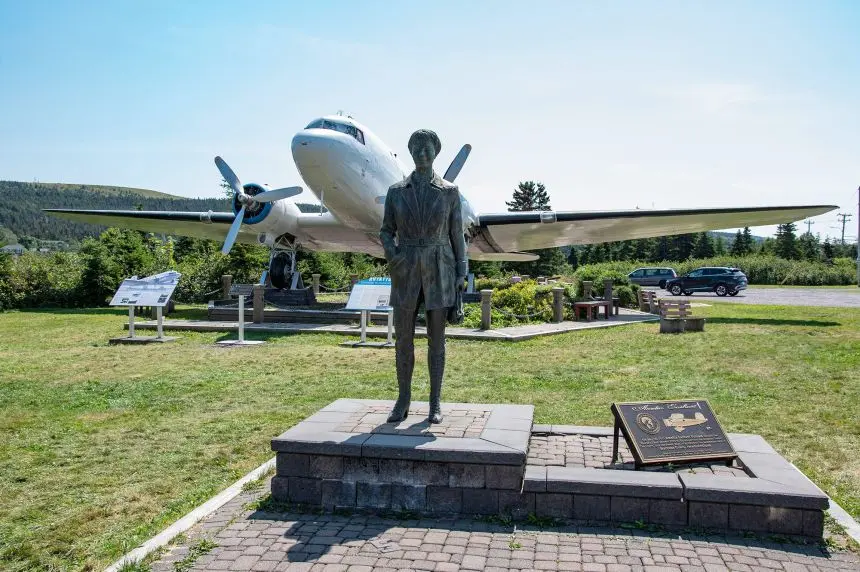 مجسمهٔ آملیا اِرهارت در هاربِر گریس، نیوفوندلند و لابرادور، قبل از سرقت در ۲۴ آوریل ۲۰۲۵