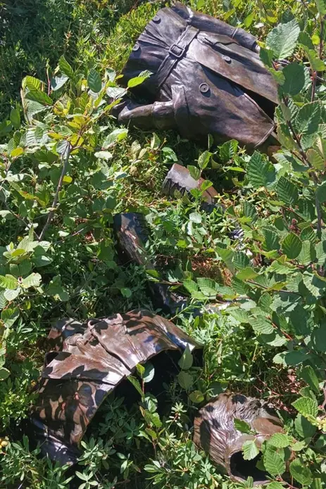 عکسی که توسط پسر ایلین تراورس هنگام کشف مجسمه سرقت‌شدهٔ آملیا اِرهارت گرفته شد. این مجسمه به پنج قطعه تقسیم شده بود