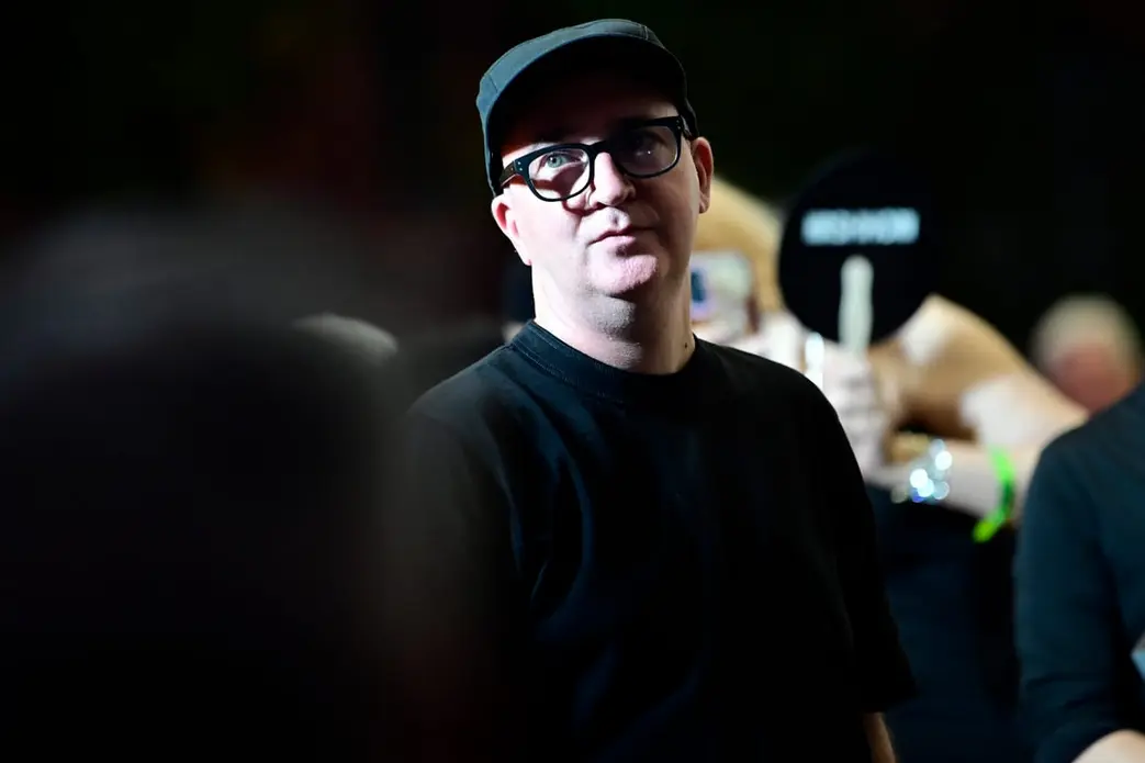 هنر معاصر، نمایشگاه‌ها، سرقت لوور، کاوز، اسلون، آنیش کاپور، جیمز تورل، پوسی رایت، آن اِنهوف، مائوریتسیو کاتالَن