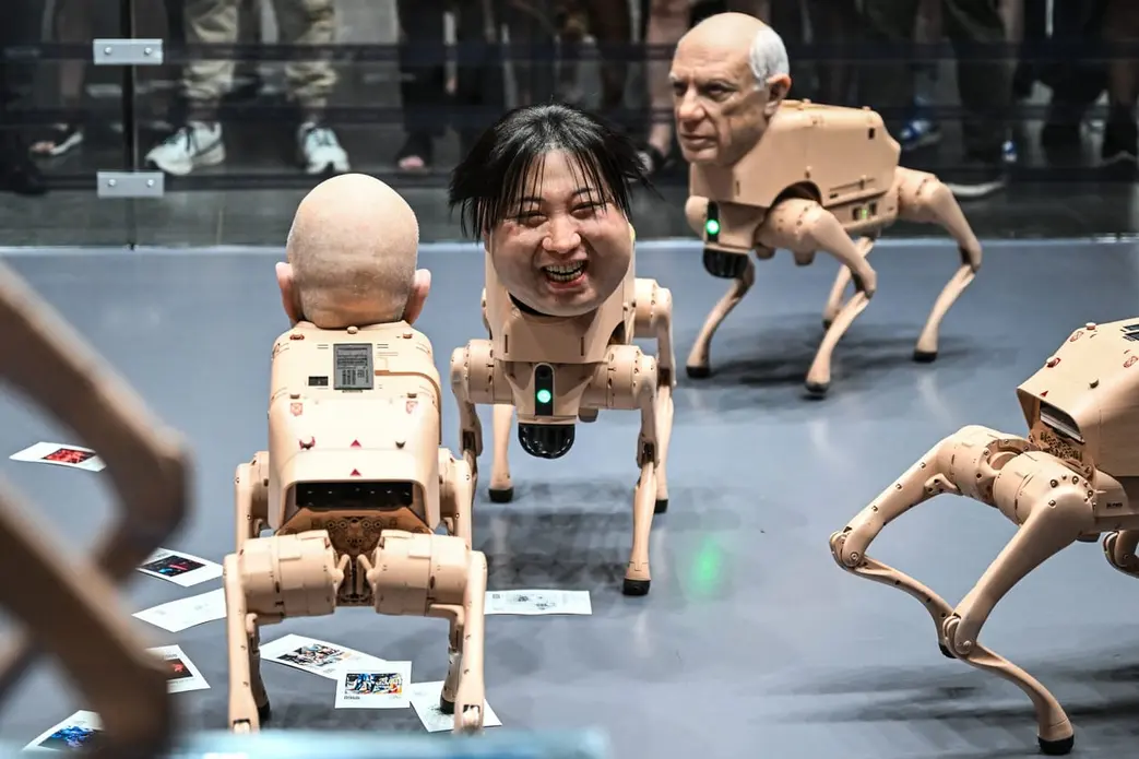 هنر معاصر، نمایشگاه‌ها، سرقت لوور، کاوز، اسلون، آنیش کاپور، جیمز تورل، پوسی رایت، آن اِنهوف، مائوریتسیو کاتالَن