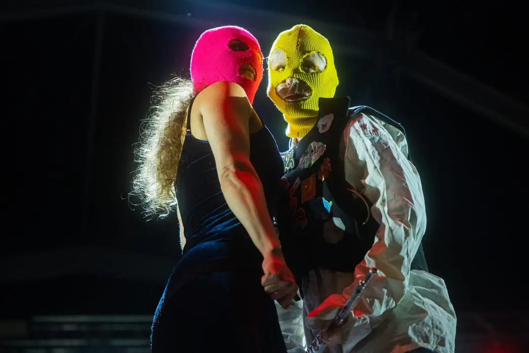 هنر معاصر، نمایشگاه‌ها، سرقت لوور، کاوز، اسلون، آنیش کاپور، جیمز تورل، پوسی رایت، آن اِنهوف، مائوریتسیو کاتالَن