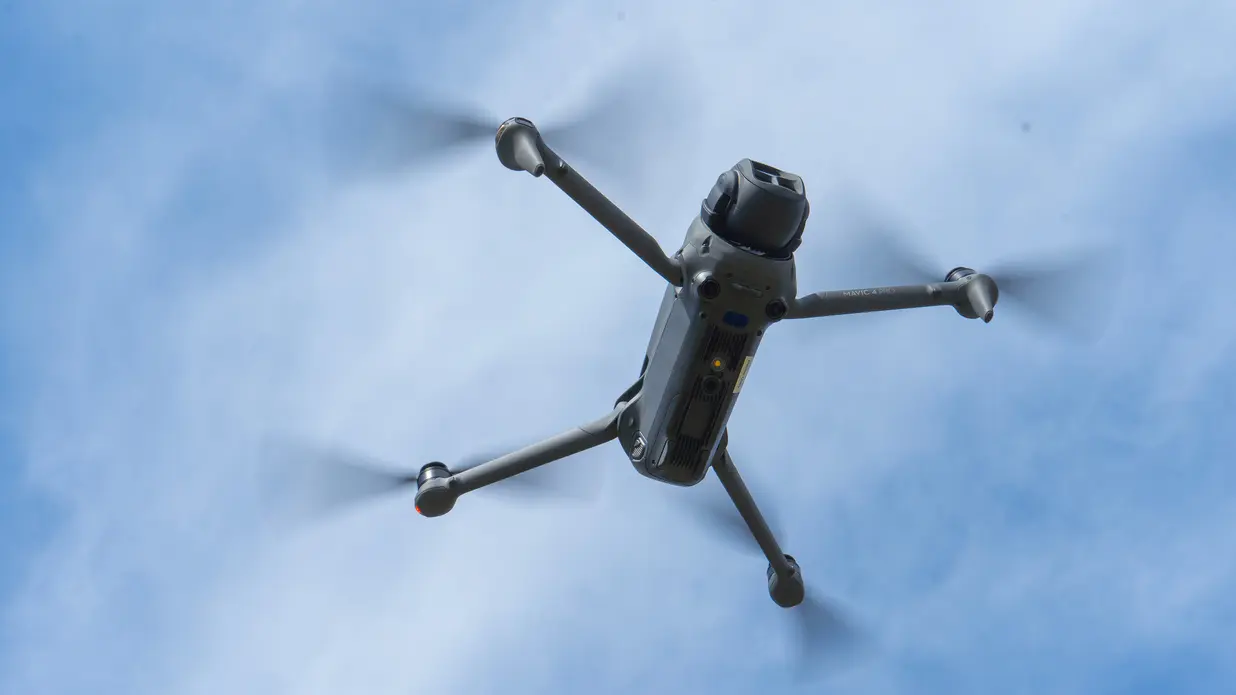 من یک خلبان پهپاد آمریکایی هستم. ممنوعیت جدید پهپادهای ساخت خارجی به‌طور مؤثری پیشرفت فناوری پهپادهای مصرفی را متوقف می‌کند و می‌تواند هزینه عکاسی و فیلمبرداری هوایی را به‌طور قابل‌توجهی افزایش دهد