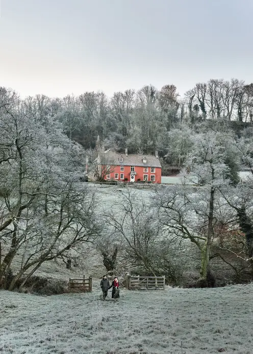 چگونه هنرمند فوبی دی‌کینسون جشن کریسمس را در خانه‌دوشتی گلوچستر خود برگزار می‌کند