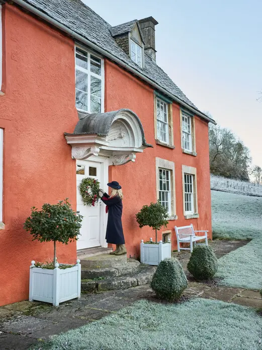 فوبی حلقهٔ گل را بر روی درب اصلی میآویزد