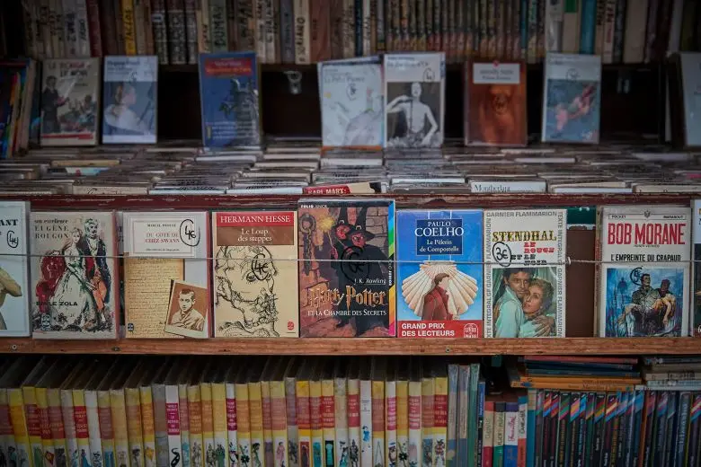 هر اجازهٔ اشغال به مدت پنج سال صادر می‌شود. کتاب‌فروش‌ها باید غرفه‌های خود را حداقل چهار روز در هفته باز نگه دارند، مگر در هوای نامساعد.