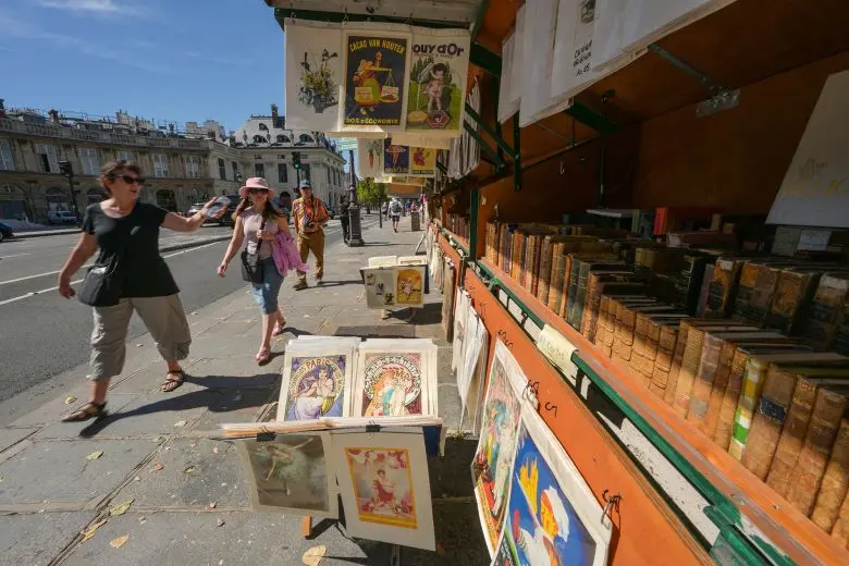 آنها اجازه فروش کتاب‌های قدیمی، کتاب‌های دست دوم، کاغذهای کهنه و چاپ‌های سنگی را دارند. می‌توانند تعداد محدودی از اقلام دیگر را اضافه کنند به شرط آنکه حجم آنها از یک جعبه تجاوز نکند.