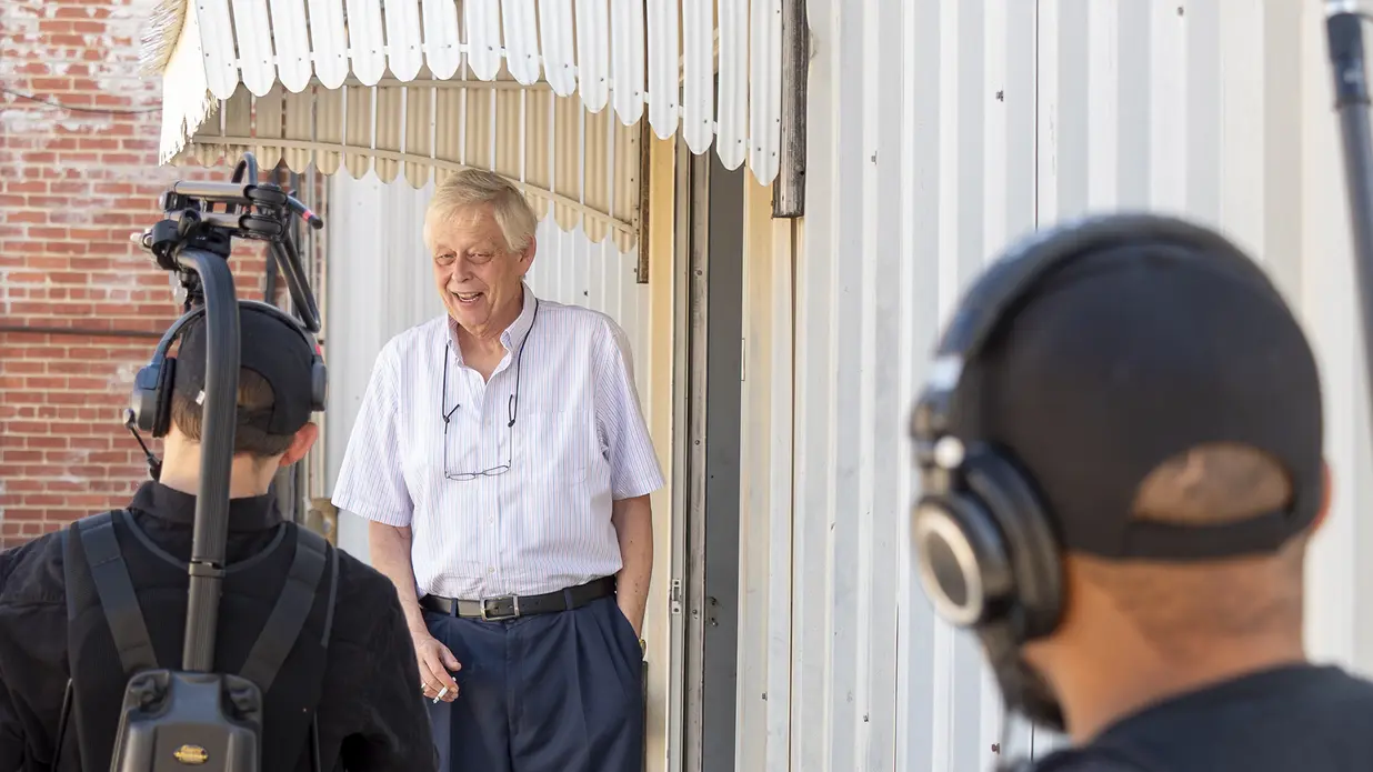 ویرایشگر و ناشر Marion County Record، اریک مایر می‌گوید پیام فیلم این است که Marion یک شهر پشت‌صحنه و ضعیف نیست، بلکه مکانی است که «وقتی مسائلی پیش می‌آید، ما با آن برخورد می‌کنیم». (عکس توسط شیرمن اسمیت/ Kansas Reflector)