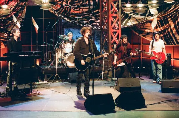 گروه The Cure در برنامه «The Tonight Show» در سال ۱۹۹۷ ظاهر می‌شود. سه عضو در پیش‌زمینه گیتار دارند.